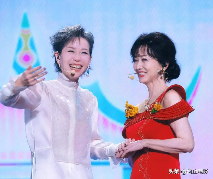 赵雅芝同龄老人_赵雅芝在敬老院探访同龄老人_