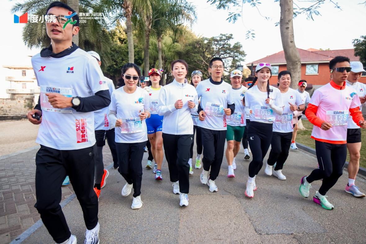 （黄雅琼、李美珍、管油胜和众多参赛选手一起出发）