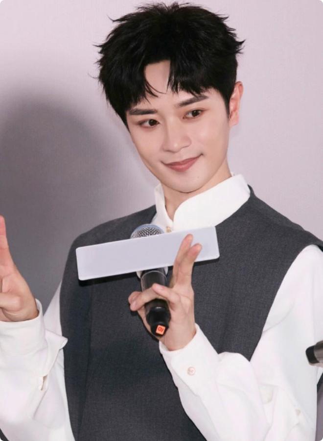 《玉茗茶骨》路演，娜扎肩带绷断，张南脸肿，余茵俏皮可爱__《玉茗茶骨》路演，娜扎肩带绷断，张南脸肿，余茵俏皮可爱