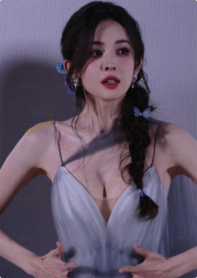 《玉茗茶骨》路演，娜扎肩带绷断，张南脸肿，余茵俏皮可爱__《玉茗茶骨》路演，娜扎肩带绷断，张南脸肿，余茵俏皮可爱