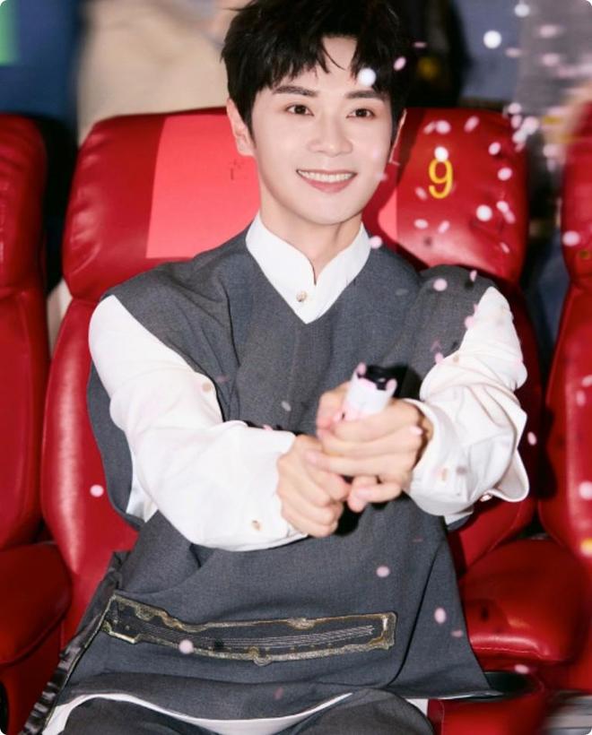 《玉茗茶骨》路演，娜扎肩带绷断，张南脸肿，余茵俏皮可爱__《玉茗茶骨》路演，娜扎肩带绷断，张南脸肿，余茵俏皮可爱