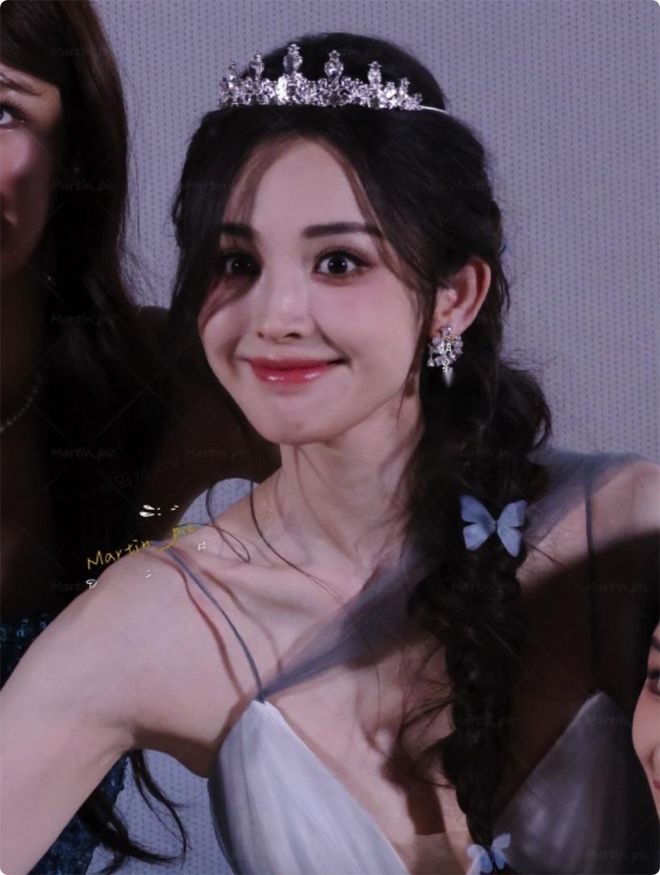 《玉茗茶骨》路演，娜扎肩带绷断，张南脸肿，余茵俏皮可爱__《玉茗茶骨》路演，娜扎肩带绷断，张南脸肿，余茵俏皮可爱