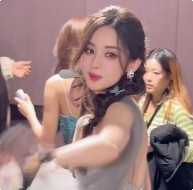 《玉茗茶骨》路演，娜扎肩带绷断，张南脸肿，余茵俏皮可爱_《玉茗茶骨》路演，娜扎肩带绷断，张南脸肿，余茵俏皮可爱_