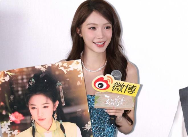 《玉茗茶骨》路演，娜扎肩带绷断，张南脸肿，余茵俏皮可爱_《玉茗茶骨》路演，娜扎肩带绷断，张南脸肿，余茵俏皮可爱_