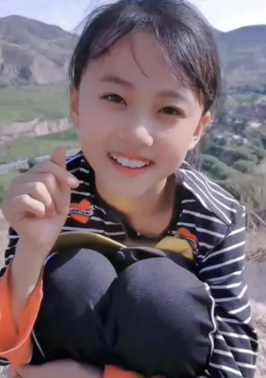 没钱还硬装？宁夏一笑成名拒绝百万签约的小女孩，现在成了这样_没钱还硬装？宁夏一笑成名拒绝百万签约的小女孩，现在成了这样_