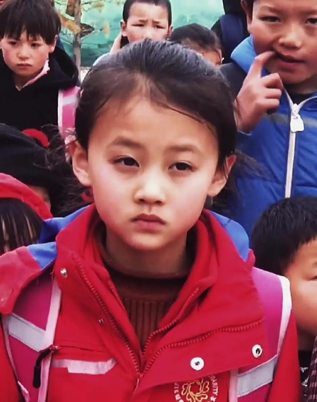 没钱还硬装？宁夏一笑成名拒绝百万签约的小女孩，现在成了这样_没钱还硬装？宁夏一笑成名拒绝百万签约的小女孩，现在成了这样_