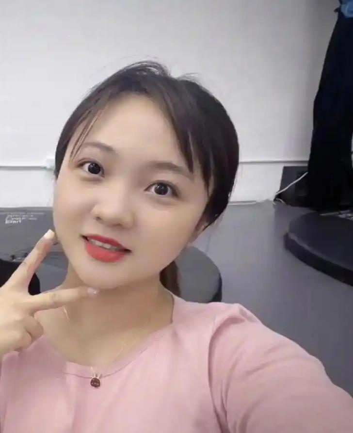 _没钱还硬装？宁夏一笑成名拒绝百万签约的小女孩，现在成了这样_没钱还硬装？宁夏一笑成名拒绝百万签约的小女孩，现在成了这样