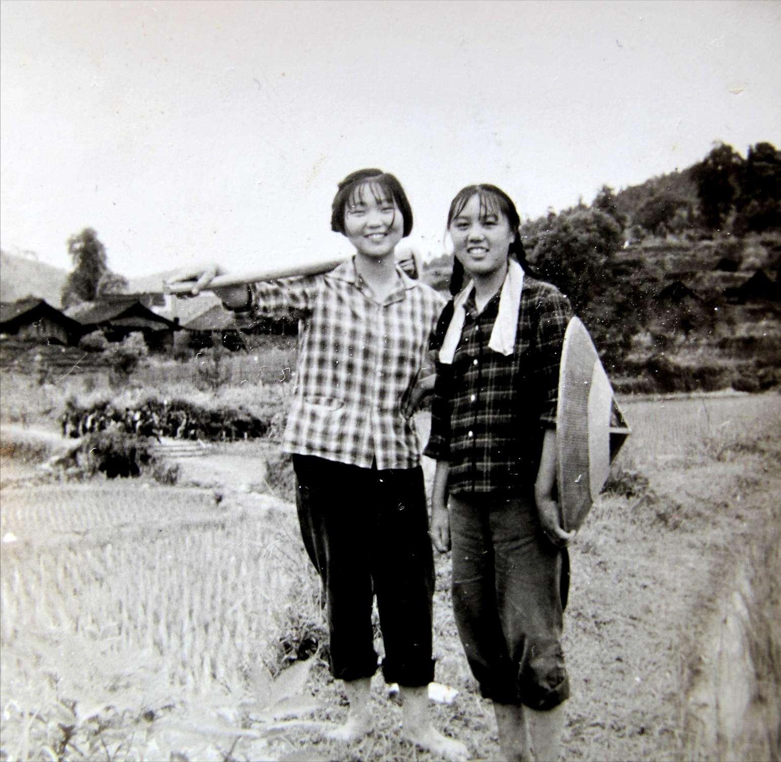 那年我才刚跟你爸定亲没多久，他说约我去玩没想到把我带到苞米地__那年我才刚跟你爸定亲没多久，他说约我去玩没想到把我带到苞米地