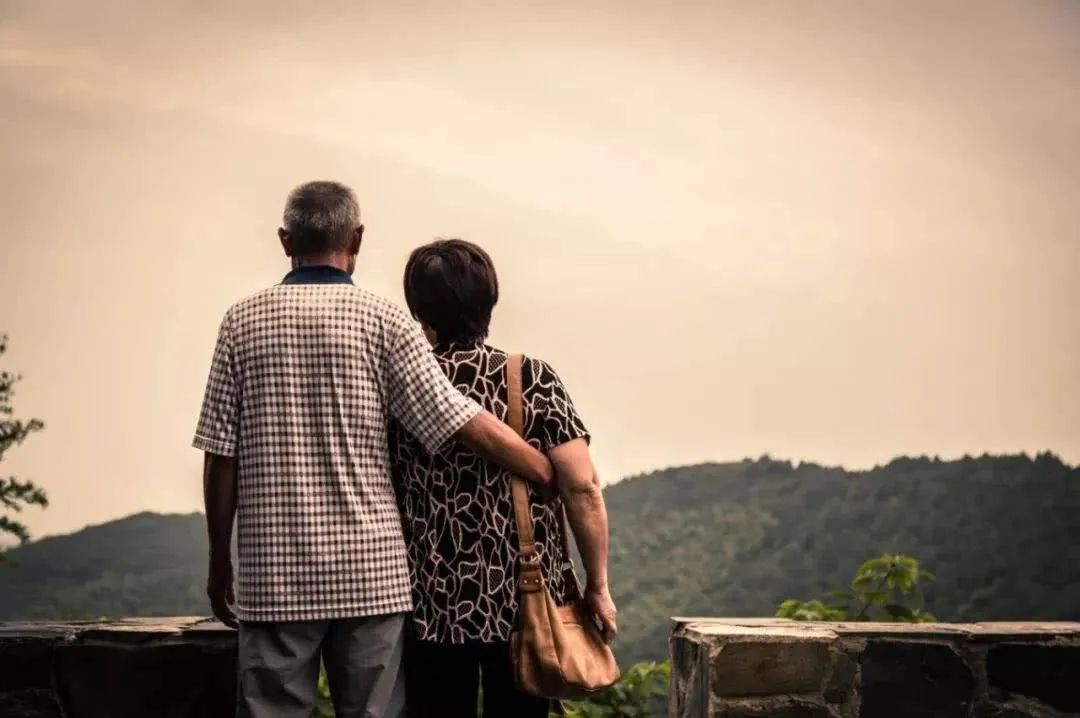 _那年我才刚跟你爸定亲没多久，他说约我去玩没想到把我带到苞米地_那年我才刚跟你爸定亲没多久，他说约我去玩没想到把我带到苞米地