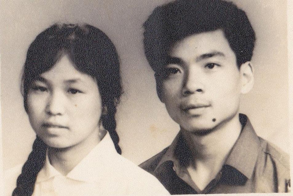 年轻时趁老丈人不在家去跟媳妇黏糊，没想到被她那张床差点送走！__年轻时趁老丈人不在家去跟媳妇黏糊，没想到被她那张床差点送走！