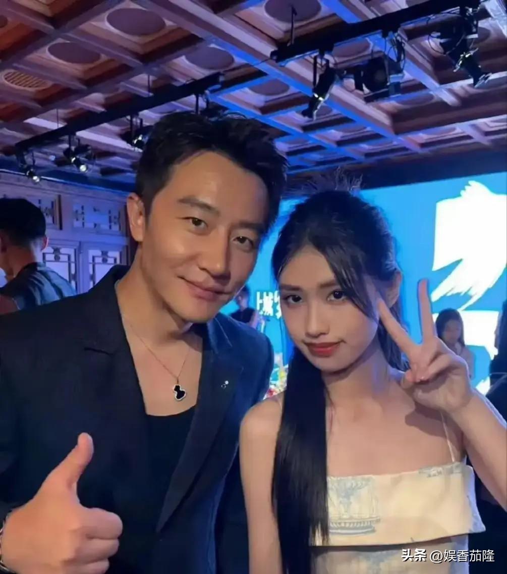 徐帆冯小刚养女照片_冯小刚养女眼睛_