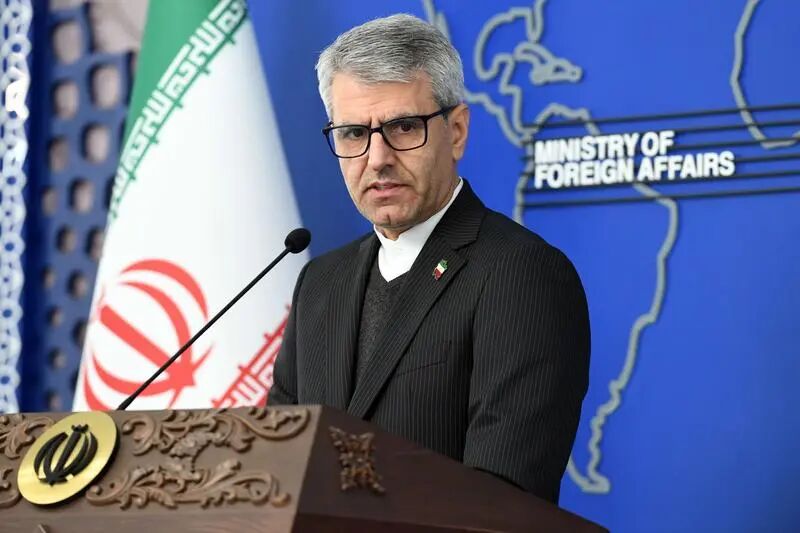 伊朗外交部发言人伊斯梅尔·巴加埃在德黑兰出席新闻发布会。新华社资料图