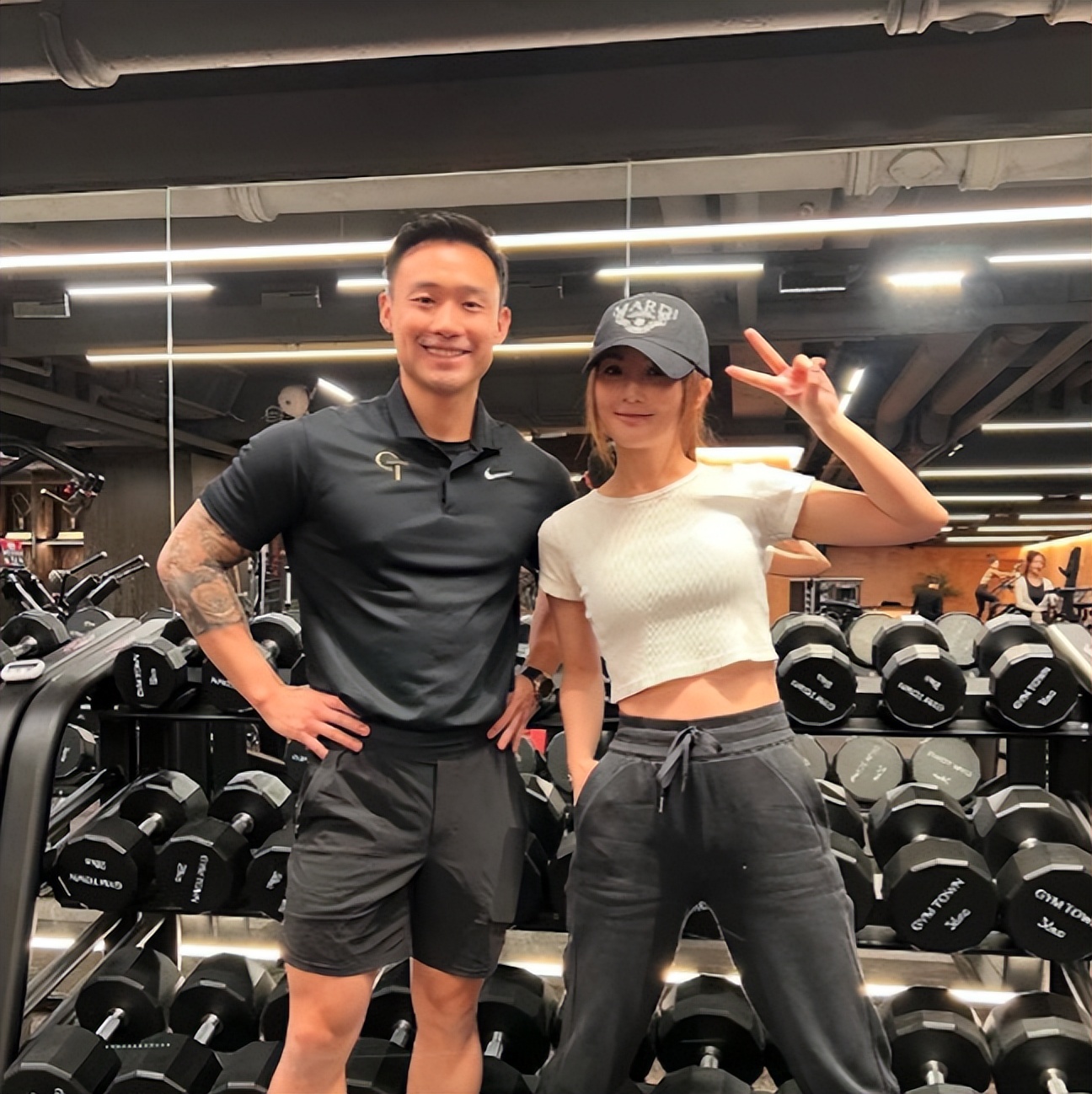 _43岁阿Sa官宣新恋情，男方是健身教练比她小9岁，多张恩爱照曝光_43岁阿Sa官宣新恋情，男方是健身教练比她小9岁，多张恩爱照曝光