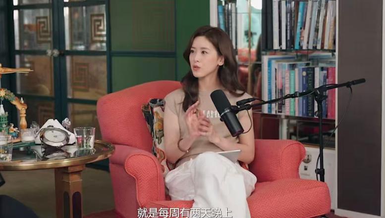 章泽天首谈育儿经验：完全不给8岁女儿看手机，禁止使用社交媒体_章泽天首谈育儿经验：完全不给8岁女儿看手机，禁止使用社交媒体_