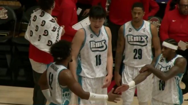 G联赛：杨瀚森14+17+2+2帽创篮板新高 率混音大胜双杀蓝队__G联赛：杨瀚森14+17+2+2帽创篮板新高 率混音大胜双杀蓝队