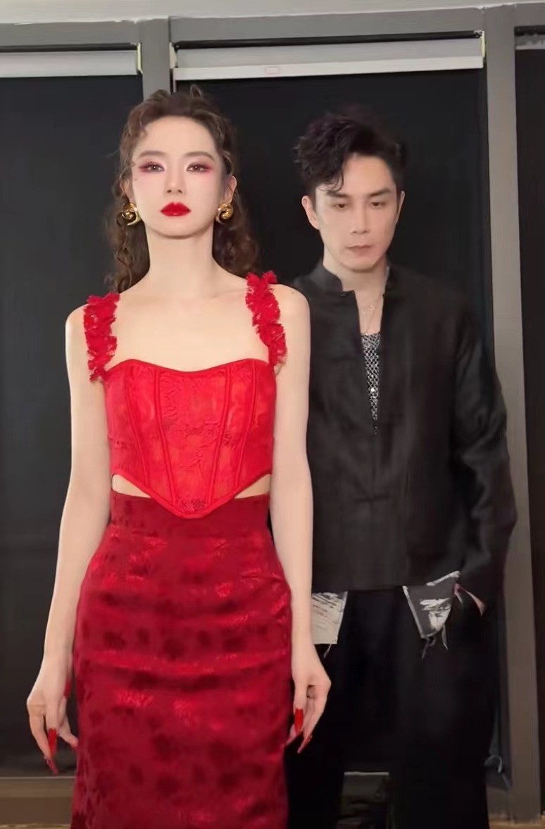 _陆毅老婆鲍蕾个人资料_五官粘贴图