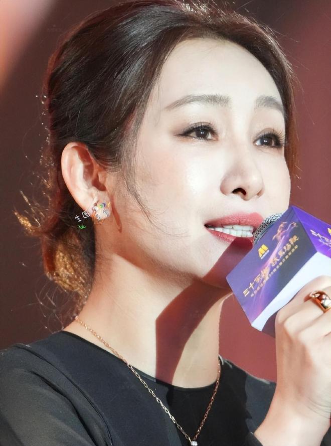 _章子怡老了好多白发_章子怡白吗