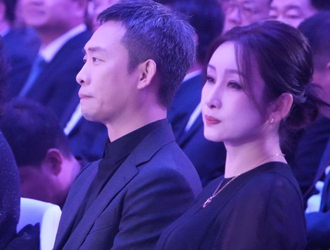 章子怡白吗_章子怡老了好多白发_