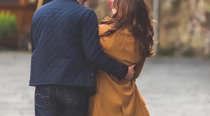 _因出轨而离婚的明星_出轨巨星弃抛婚妻讲什么故事