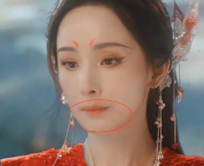 继杨幂抿嘴、刘诗诗梗脖后，赵丽颖也遭诟病！眼睛乱转乱眨被审判__继杨幂抿嘴、刘诗诗梗脖后，赵丽颖也遭诟病！眼睛乱转乱眨被审判