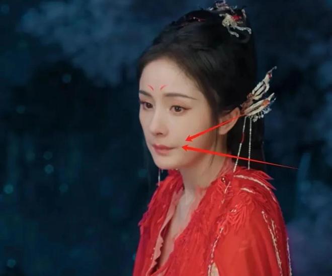 继杨幂抿嘴、刘诗诗梗脖后，赵丽颖也遭诟病！眼睛乱转乱眨被审判__继杨幂抿嘴、刘诗诗梗脖后，赵丽颖也遭诟病！眼睛乱转乱眨被审判