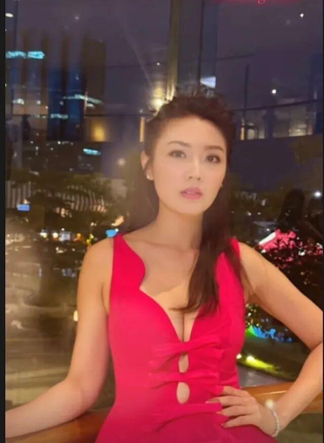 公车在她男友旁进入她__韩国情侣分手男友分手视频