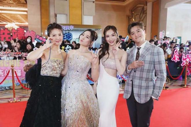 _公车在她男友旁进入她_韩国情侣分手男友分手视频