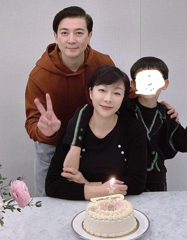 黄慧颐晒结婚证，正式向保剑锋开战，同时喊话现任何珈好__黄慧颐晒结婚证，正式向保剑锋开战，同时喊话现任何珈好