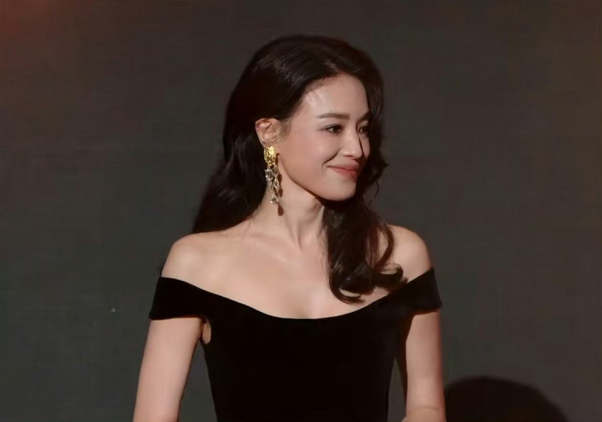 活动红毯：李沁满分贵气，卢靖姗气质好独特，被舒淇美到了_活动红毯：李沁满分贵气，卢靖姗气质好独特，被舒淇美到了_