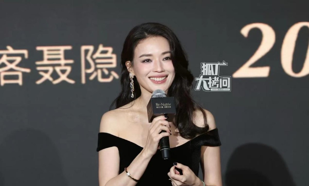 _活动红毯：李沁满分贵气，卢靖姗气质好独特，被舒淇美到了_活动红毯：李沁满分贵气，卢靖姗气质好独特，被舒淇美到了