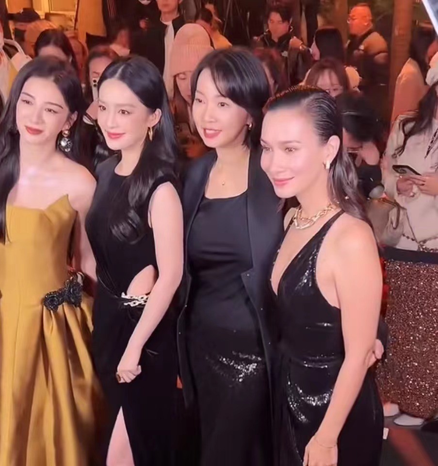 活动红毯：李沁满分贵气，卢靖姗气质好独特，被舒淇美到了__活动红毯：李沁满分贵气，卢靖姗气质好独特，被舒淇美到了