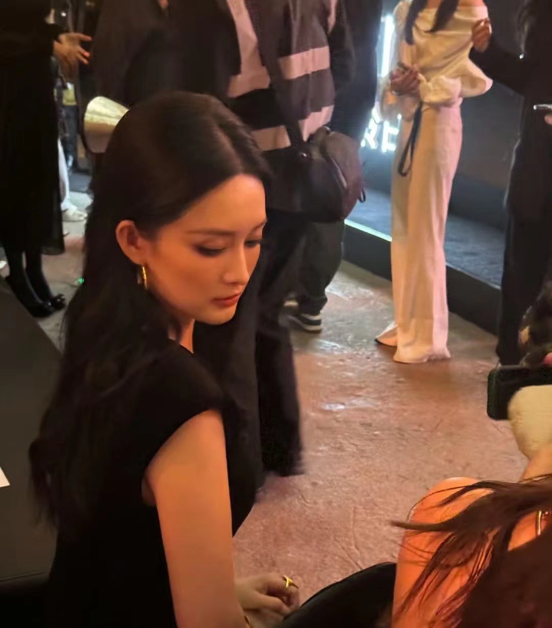 _活动红毯：李沁满分贵气，卢靖姗气质好独特，被舒淇美到了_活动红毯：李沁满分贵气，卢靖姗气质好独特，被舒淇美到了