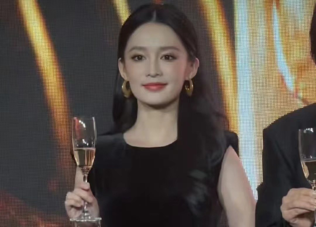 _活动红毯：李沁满分贵气，卢靖姗气质好独特，被舒淇美到了_活动红毯：李沁满分贵气，卢靖姗气质好独特，被舒淇美到了