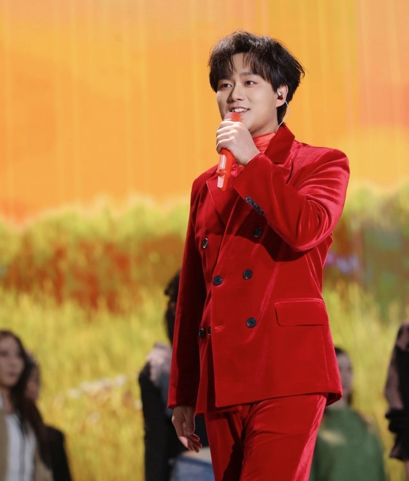 _以“相拥”跨越时间：洛琦零点歌声点燃浙江卫视跨年夜，奏响2026温暖序曲_以“相拥”跨越时间：洛琦零点歌声点燃浙江卫视跨年夜，奏响2026温暖序曲