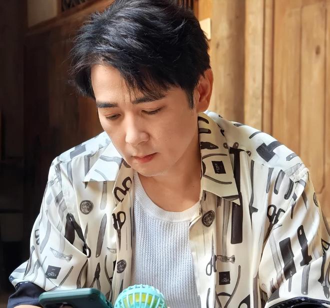 黄慧颐晒结婚证回击保剑锋，业内下场曝猛料，女方曾持刀捅伤男方__黄慧颐晒结婚证回击保剑锋，业内下场曝猛料，女方曾持刀捅伤男方