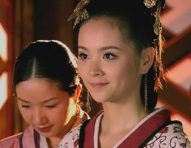 黄慧颐晒结婚证回击保剑锋，业内下场曝猛料，女方曾持刀捅伤男方__黄慧颐晒结婚证回击保剑锋，业内下场曝猛料，女方曾持刀捅伤男方