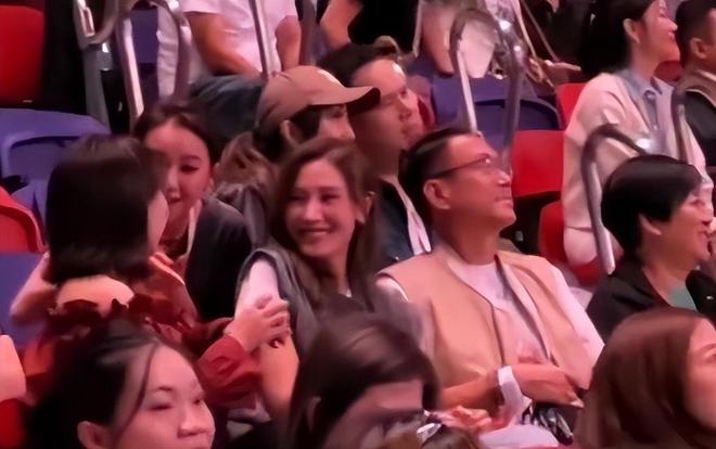 李嘉欣抢了闺蜜男朋友_李嘉欣度蜜月_