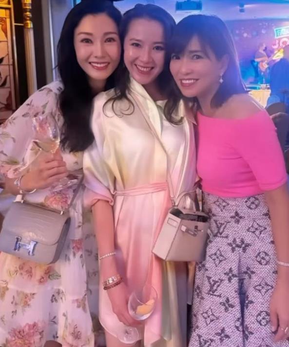 李嘉欣度蜜月_李嘉欣抢了闺蜜男朋友_