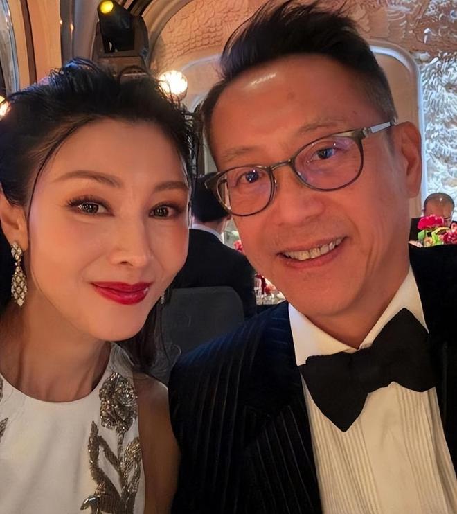 李嘉欣抢了闺蜜男朋友_李嘉欣度蜜月_