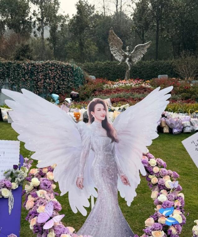 _送墓地的鲜花_墓地祭祀用鲜花还是假花