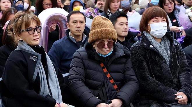 送墓地的鲜花_墓地祭祀用鲜花还是假花_