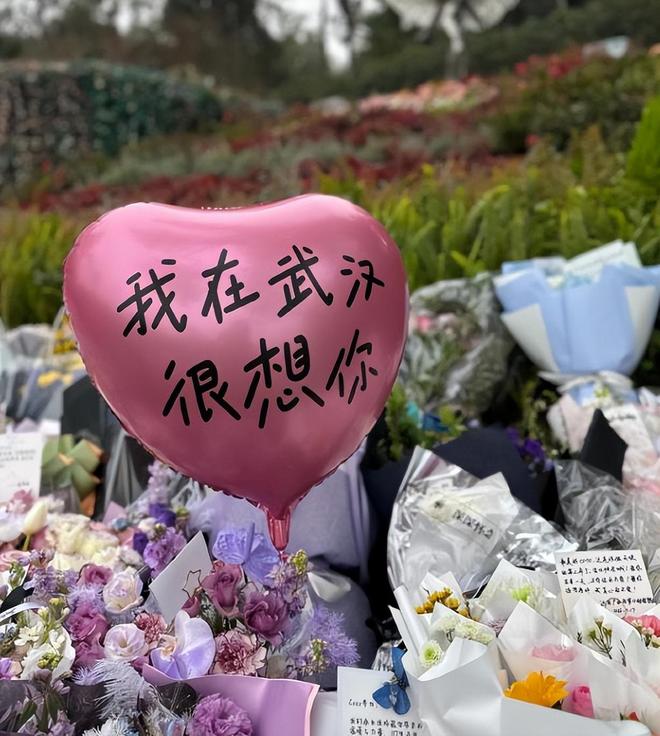 _墓地祭祀用鲜花还是假花_送墓地的鲜花