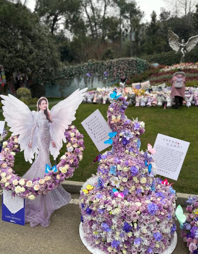 送墓地的鲜花__墓地祭祀用鲜花还是假花
