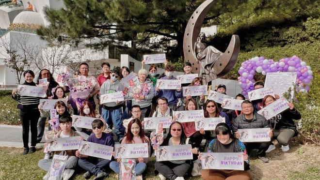 送墓地的鲜花__墓地祭祀用鲜花还是假花