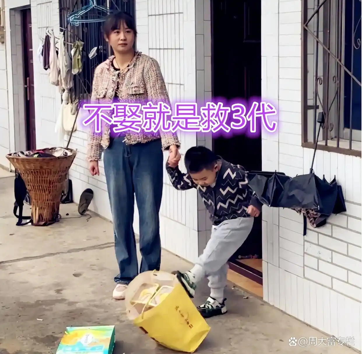 小伙救人耽误相亲__小伙相亲路上救落水美女