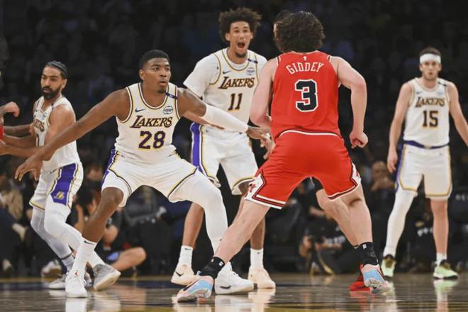 _篮球进攻与防守中的配合和战术_什么事进攻和防守三秒