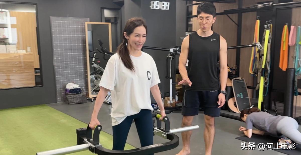 _前男友二胎她依旧单身！46岁的萧亚轩，终为荒唐买单_前男友二胎她依旧单身！46岁的萧亚轩，终为荒唐买单