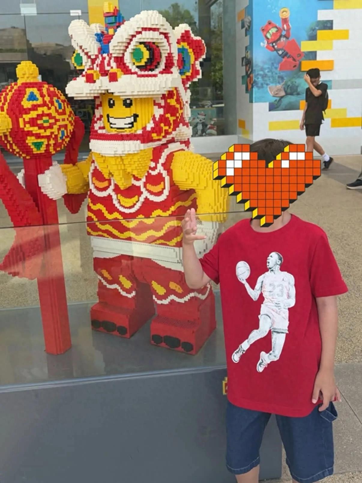 _张柏芝带小儿子出游，母子同框画面温馨欢乐，7岁小王子帅气可爱_张柏芝带小儿子出游，母子同框画面温馨欢乐，7岁小王子帅气可爱