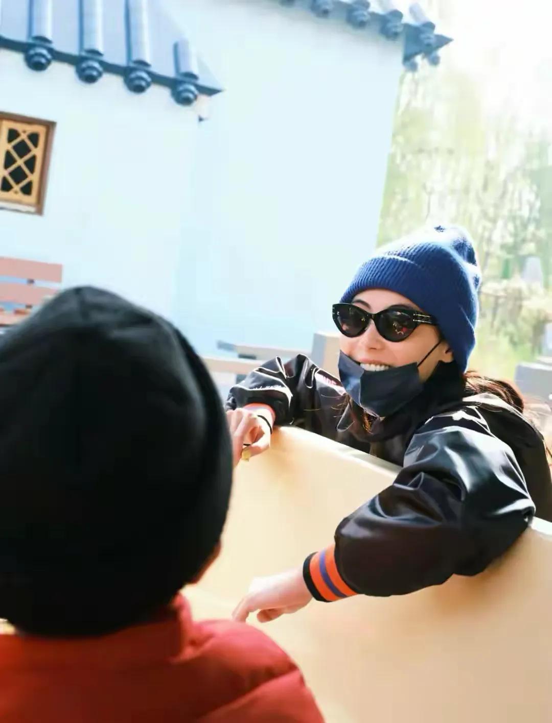 张柏芝带小儿子出游，母子同框画面温馨欢乐，7岁小王子帅气可爱_张柏芝带小儿子出游，母子同框画面温馨欢乐，7岁小王子帅气可爱_