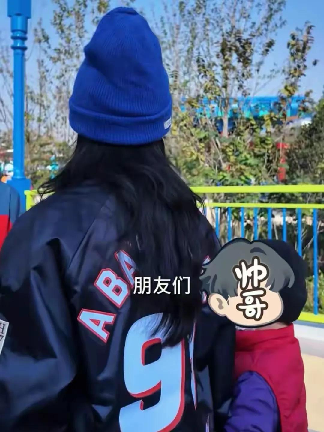 张柏芝带小儿子出游，母子同框画面温馨欢乐，7岁小王子帅气可爱__张柏芝带小儿子出游，母子同框画面温馨欢乐，7岁小王子帅气可爱